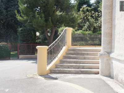 Non ci resta ora che entrare. Salendo su una delle due imperiose scalinate laterali...
